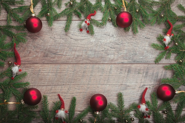 Fondo navideño con decoración festiva, abeto, gnomo y lugar para texto