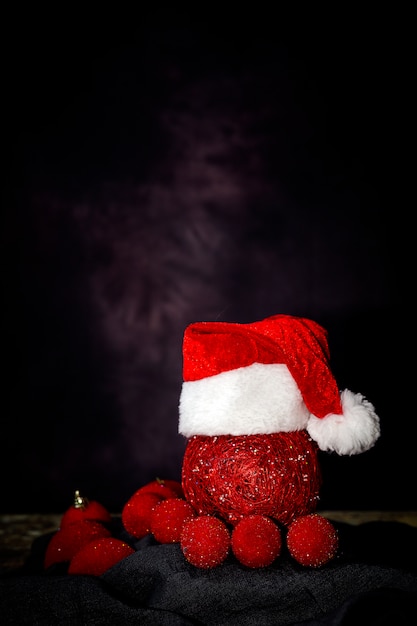 Fondo navideño con decoraciones.