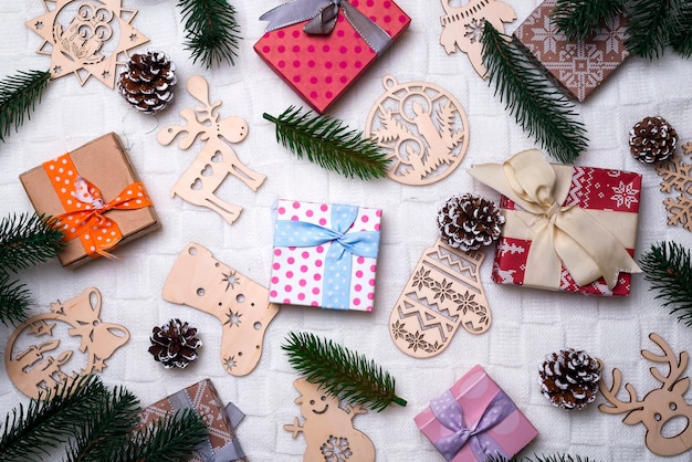 Fondo navideño con decoraciones.