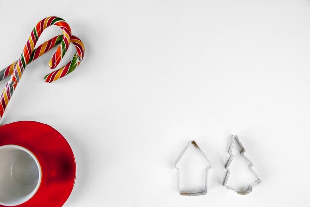 Fondo navideño con dulces tradicionales y tazas de chocolate caliente plana vista superior