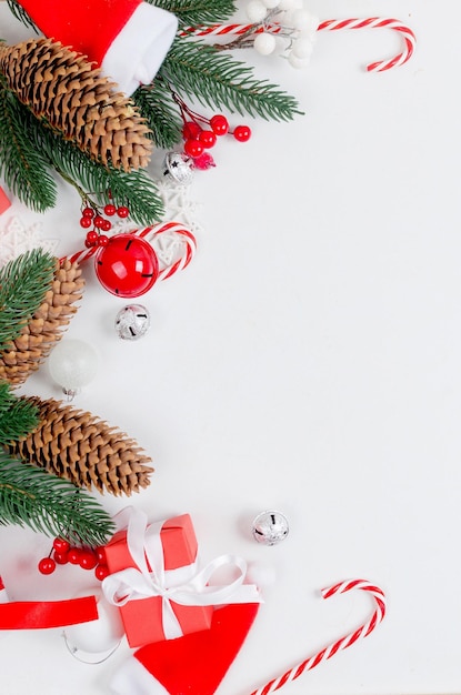 Fondo navideño con galletas de jengibre, ramas de abeto, juguetes navideños