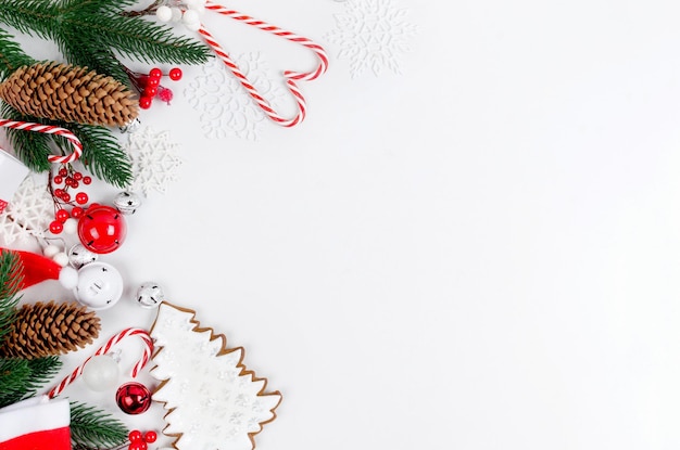 Fondo navideño con galletas de jengibre, ramas de abeto, juguetes navideños