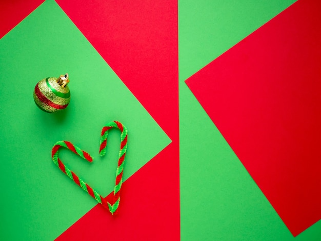 Fondo navideño con líneas geométricas Bola navideña caña de caramelo