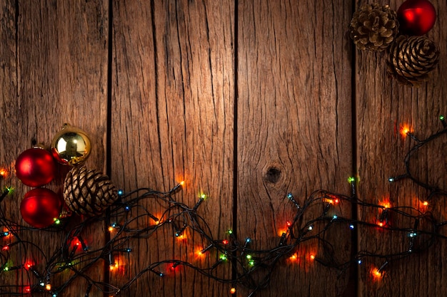 Fondo navideño en madera rústica y adornos navideños