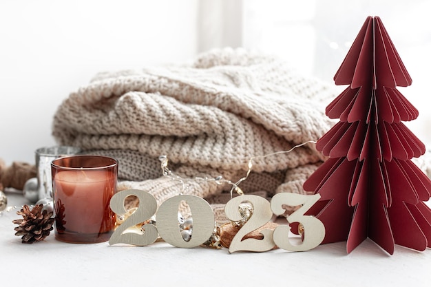 Foto fondo navideño con números decorativos 2023 y detalles acogedores
