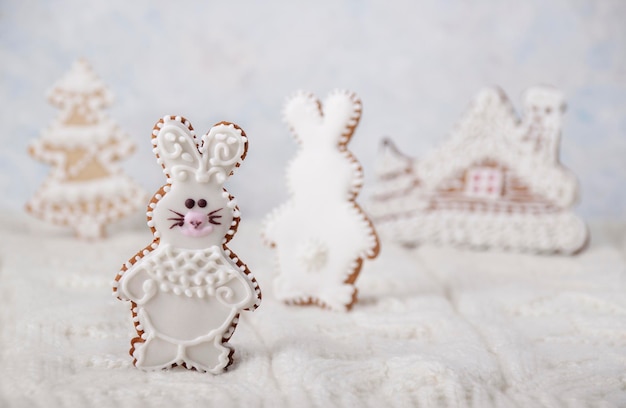 Fondo navideño con pan de jengibre en forma de liebres