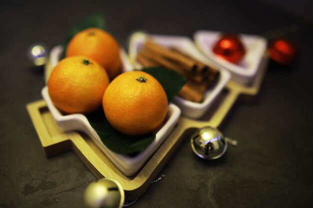 Fondo navideño Plato en forma de árbol de Navidad con adornos de bolas en la mesa