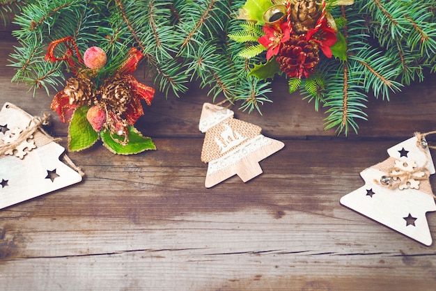 Fondo navideño de ramas de abeto y adornos de año nuevo