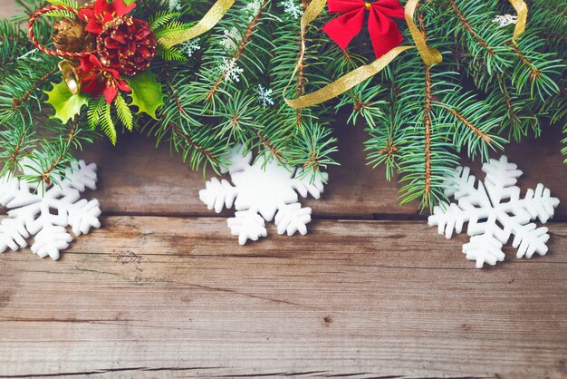 Fondo navideño de ramas de abeto y adornos de año nuevo