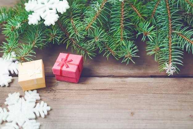 Fondo navideño de ramas de abeto y adornos de año nuevo