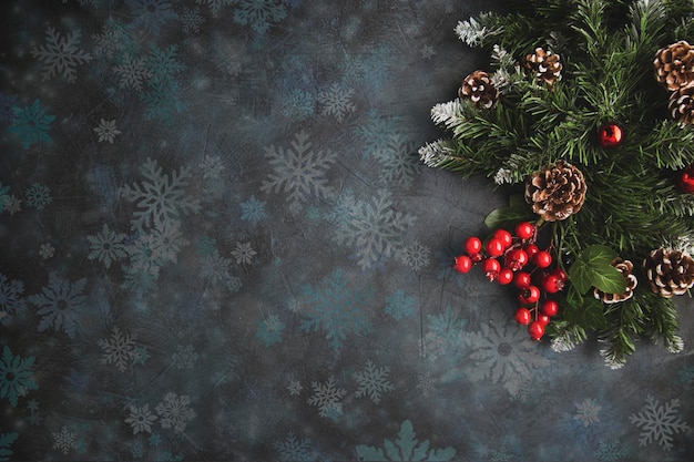 Foto fondo navideño con ramas de un árbol de navidad y decoraciones flatley con espacio de copia