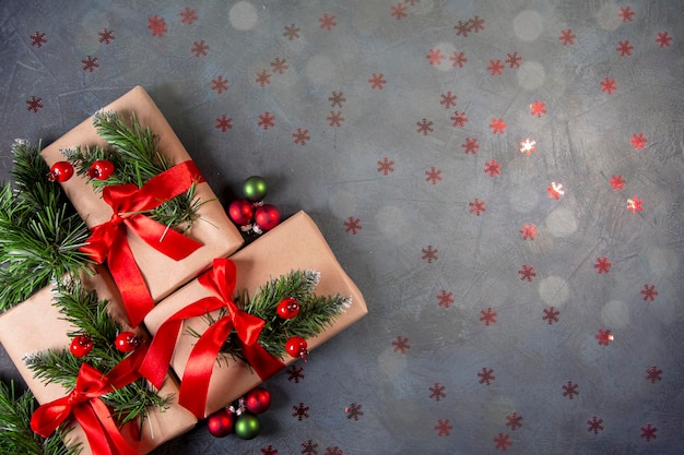 Foto fondo navideño con regalos decorados flatley con espacio de copia celebrar la navidad