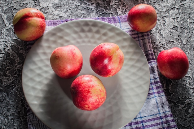 Fondo de nectarinas brillantes y maduras en pantalla completa Fondo de pantalla otoñal de frutas exóticas del sur El concepto de cosecha