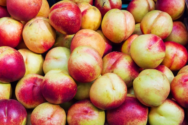 Fondo de nectarinas maduras en el mercado callejero.