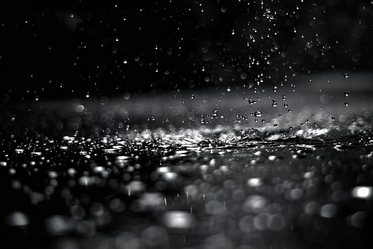 Fondo negro con gotas de agua monocromático granulado negro y blanco