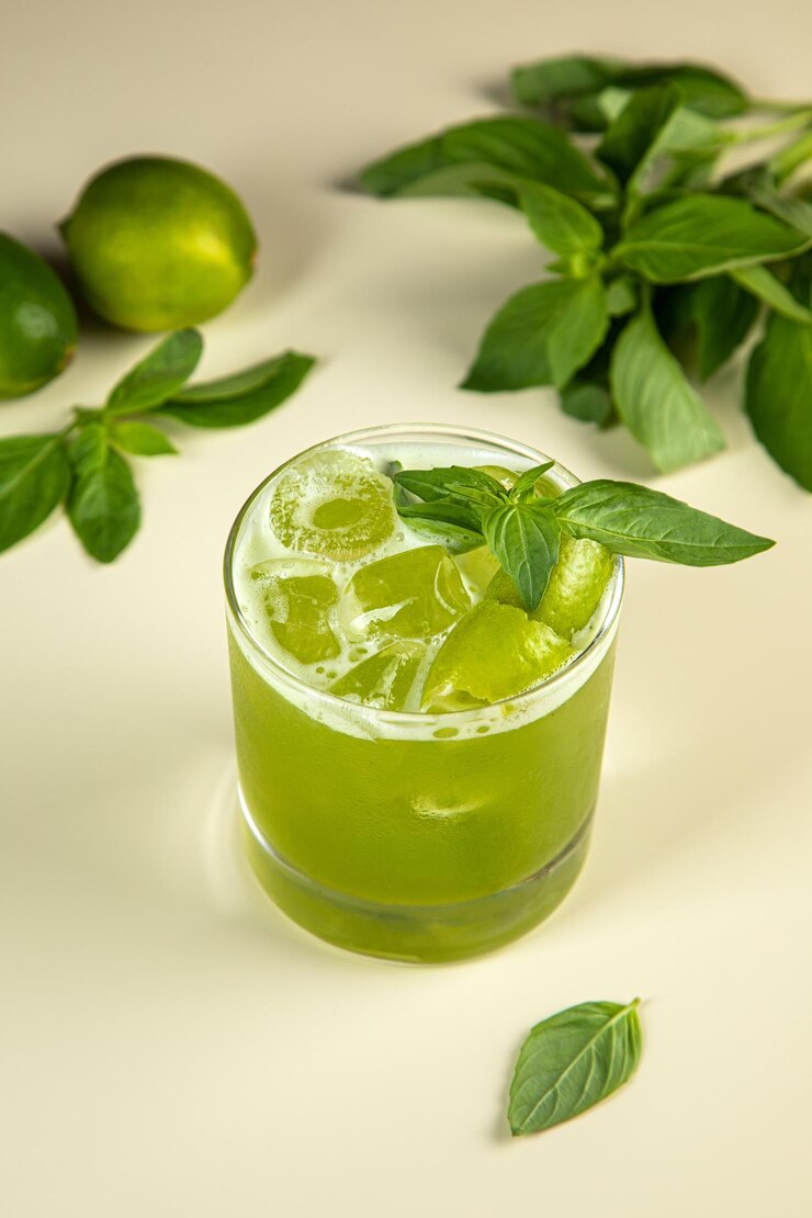 Fondo negro y limón con fruta Diseño creativo hecho de marco de hierbas de menta papaya