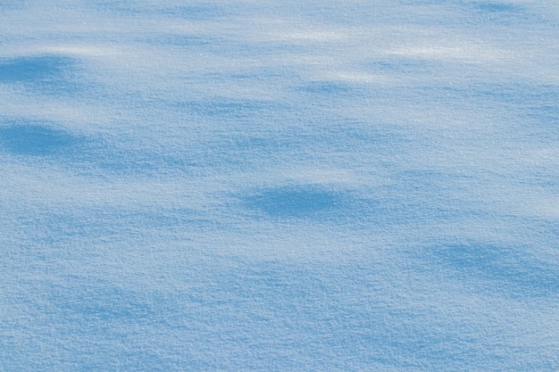 Fondo nevado, superficie nevada con una textura claramente expresada de nieve en el sol de la mañana