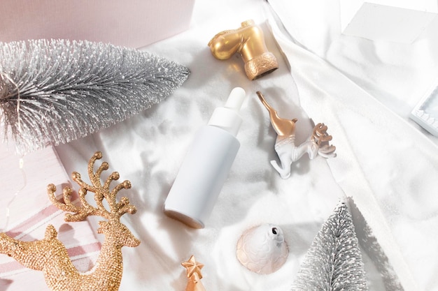 Fondo de nieve blanca con estilo de vida, maqueta de producto de crema de loción de botella de maquillaje cosmético con cuidado de la piel de moda de belleza para el regalo del festival de feliz navidad