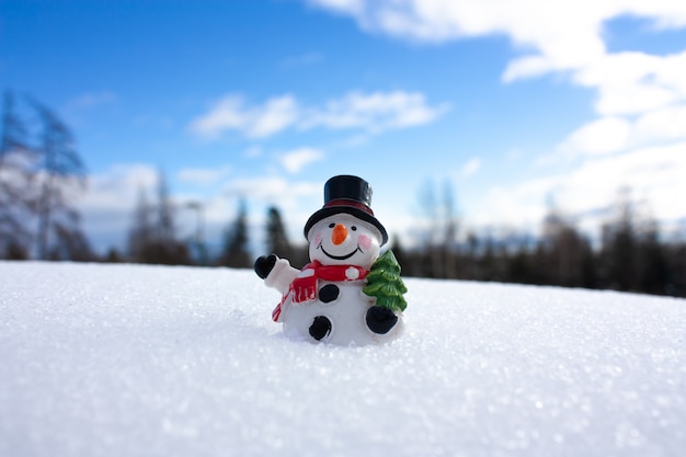 Foto fondo de nieve lindo hombre de nieve