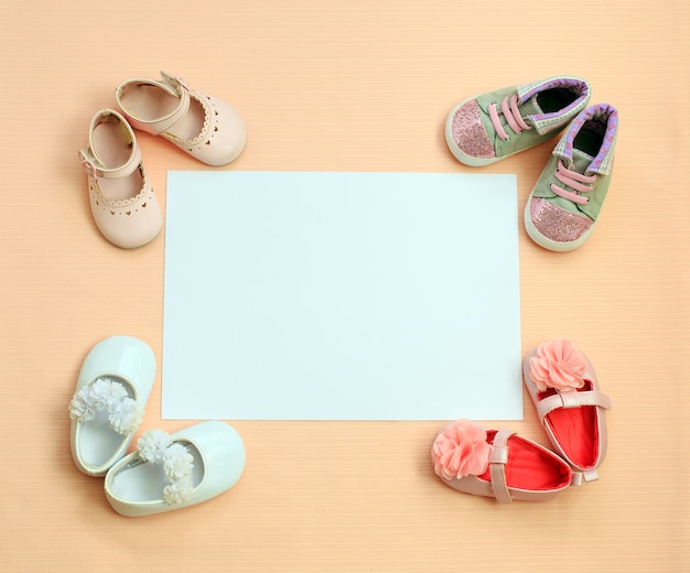 Fondo para niña recién nacida con zapatos. Concepto de ropa infantil.