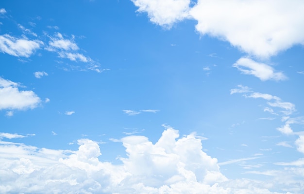 Fondo de nube de cielo azul