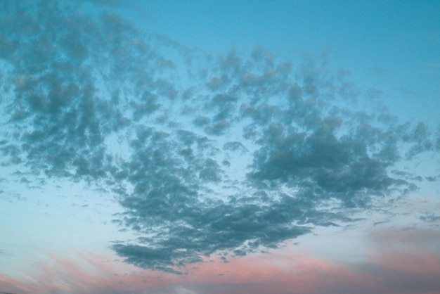 Fondo de las nubes al atardecer o al amanecer con espacio para texto. Nubes azules al atardecer.