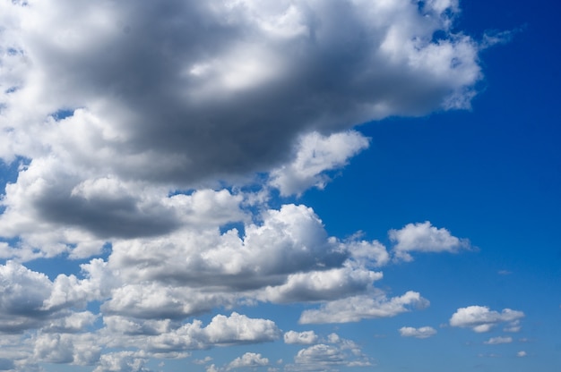 Fondo de nubes blancas en el cielo azul. Orientación horizontal