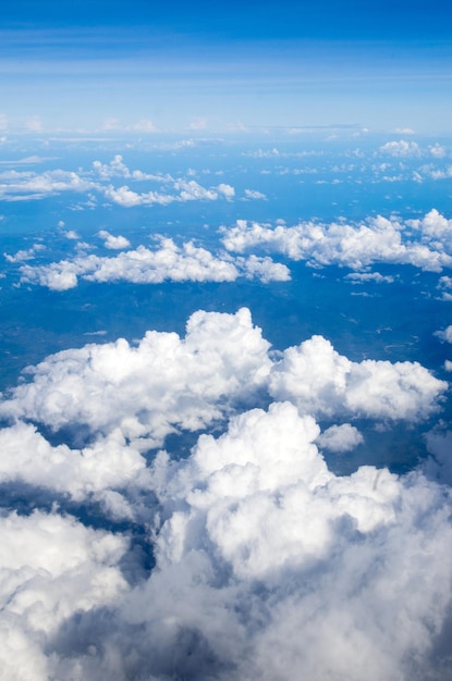 Fondo de nubes y cielo aéreo