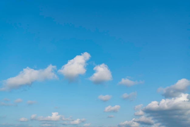 Fondo de nubes y cielo azul al aire libre