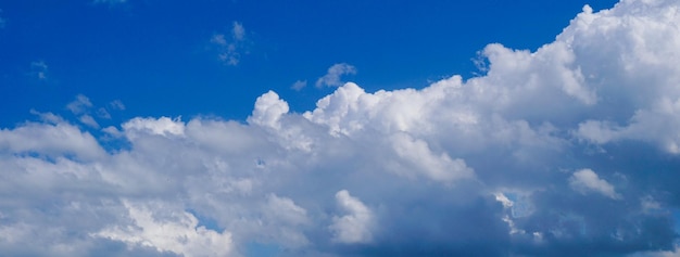 Fondo de nubes y cielo azul natural abstracto