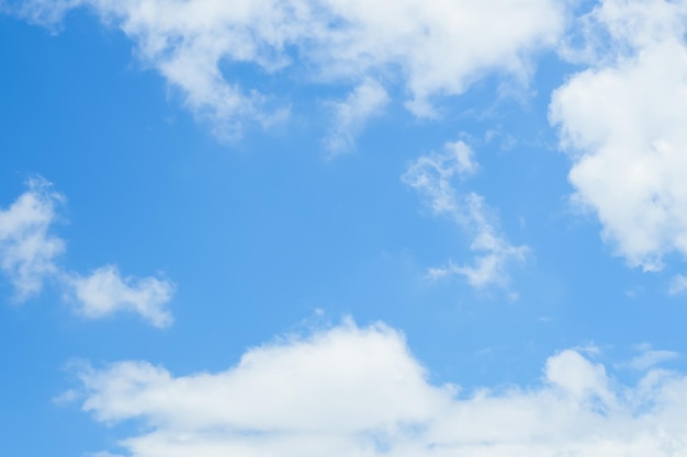 Fondo de nubes de cielo azul de verano Belleza claro nublado en sol calma brillante fondo de aire de invierno