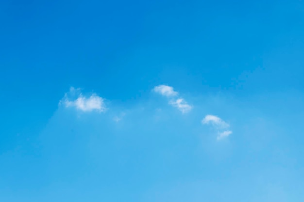 Fondo de nubes y cielo azul