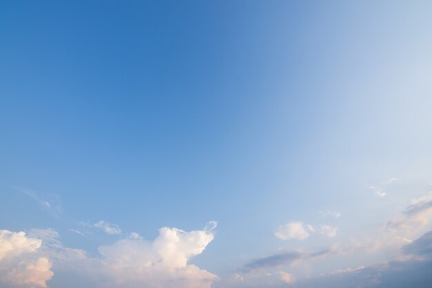 Fondo de nubes y cielo