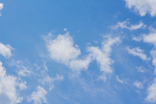 Fondo de nubes de cúmulo blanco cielo azul