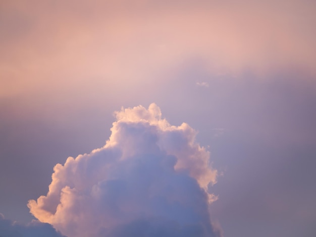 Fondo de nubes de fantasía y colores pastel.