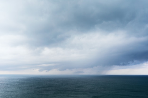 Fondo con nubes de lluvia en el mar