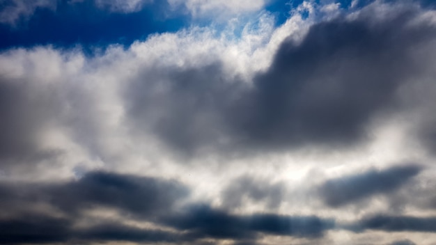 Fondo de nubes oscuras antes de una tormenta.