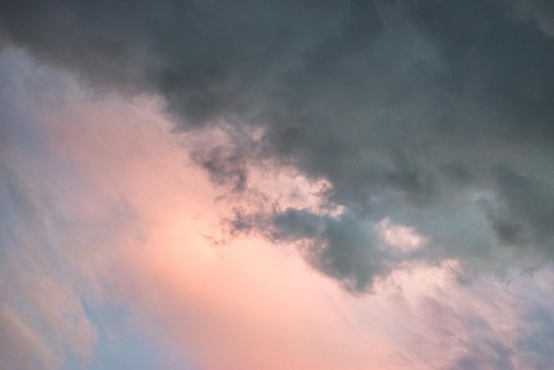 Fondo de nubes oscuras antes de una tormenta