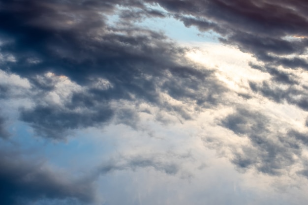 Fondo de nubes oscuras en el cielo