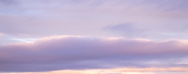 Fondo con nubes sobre el horizonte, banner para editar