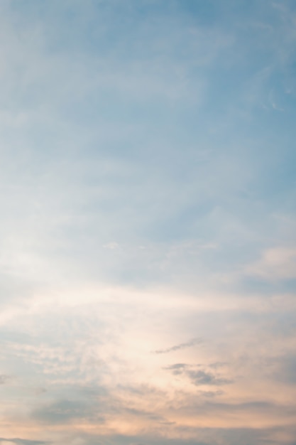 Un fondo de nubes suaves, cielo azul con nubes