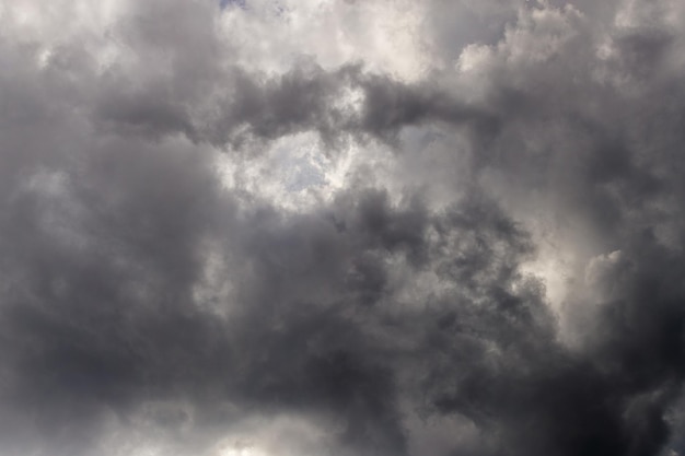 Fondo de nubes de tormenta de verano gris Vista cenital desde la superficie del suelo