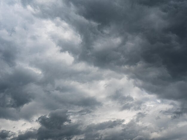 Fondo de nubes de tormentaLas nubes oscuras bloquean el sol antes de la tormenta