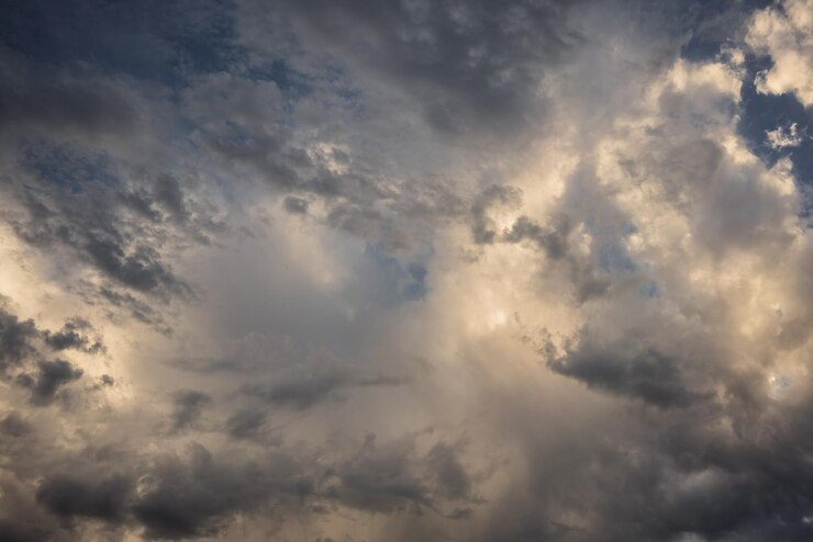 El fondo de las nubes de las tormentas nocturnas