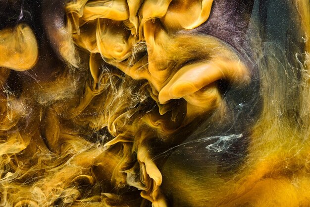 Fondo oceánico abstracto amarillo negro Salpicaduras y olas de pintura bajo nubes de agua de humo interestelar en movimiento