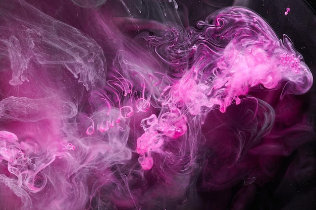 Fondo oceánico abstracto rosa oscuro y negro Salpicaduras de gotas y olas de pintura bajo nubes de humo en movimiento