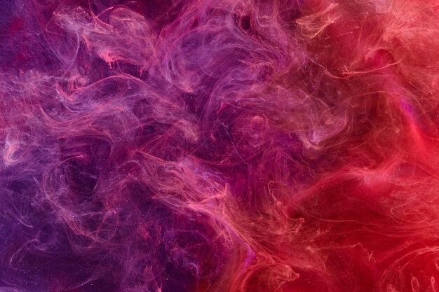Fondo de océano abstracto lila rosa Salpicaduras y olas de pintura bajo nubes de agua de humo interestelar en movimiento
