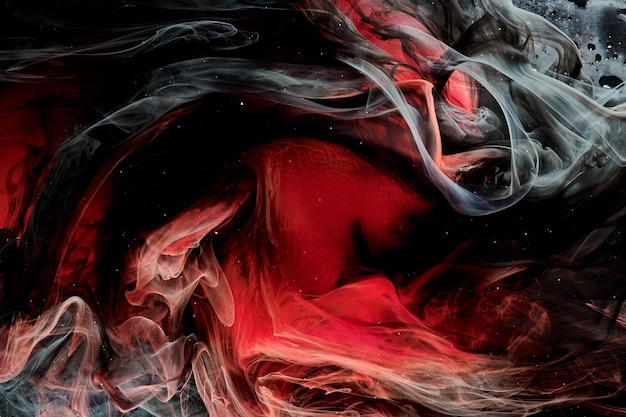 Fondo de océano abstracto negro rojo Salpicaduras y olas de pintura bajo el agua nubes de humo en movimiento