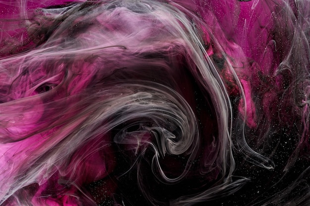 Fondo de océano rosa negro Salpicaduras y olas de pintura brillante bajo nubes de agua de humo interestelar en movimiento