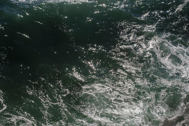 Fondo de ola oceánica rompiendo agua de mar costa rocosa